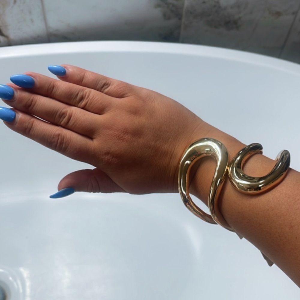 Gold statement bangle - Picture 5 of 5